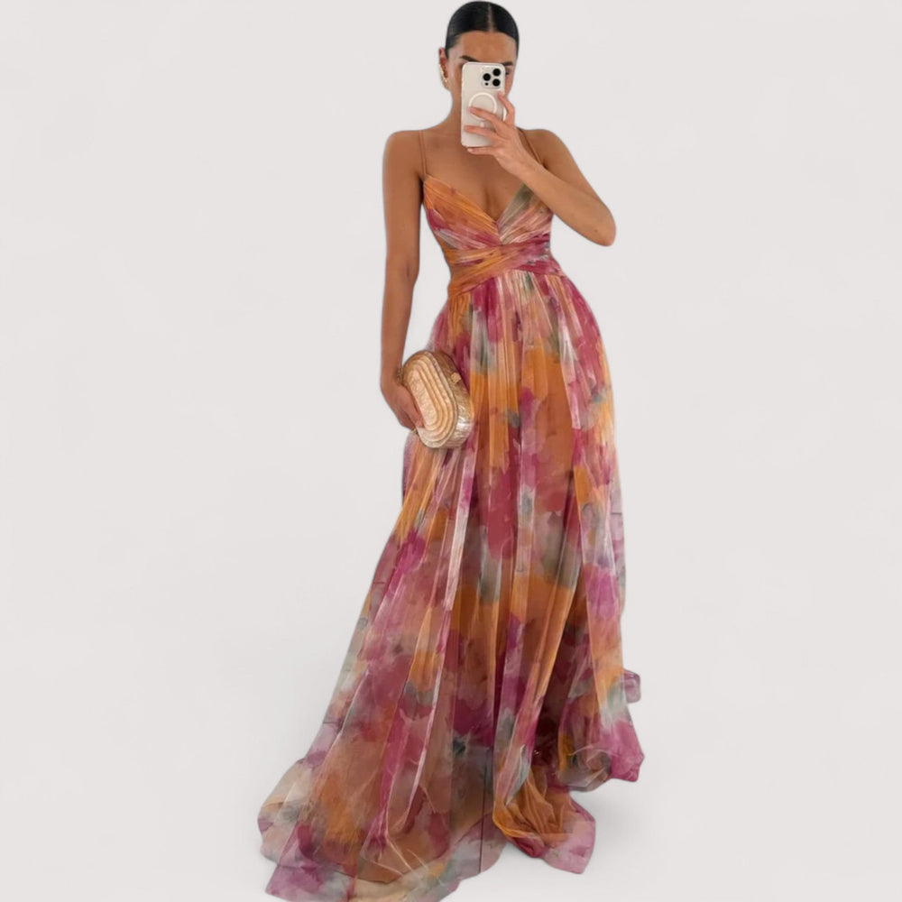 Oranges Damen Abendkleid elegant, fließend, figurbetont, mit raffiniertem Twist-Oberteil für Hochzeitsgast.