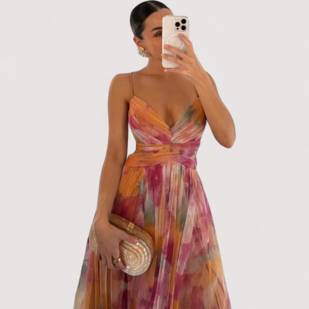 Grünes Damen Abendkleid, figurbetont & fließend, mit stilvollem Twist-Detail am Oberteil für Gala.