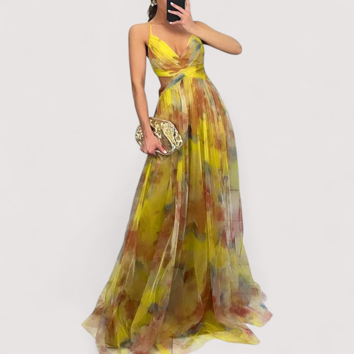 Detailansicht des verdrehten Oberteils an einem eleganten, fließenden Damen Abendkleid in leuchtenden Farben.