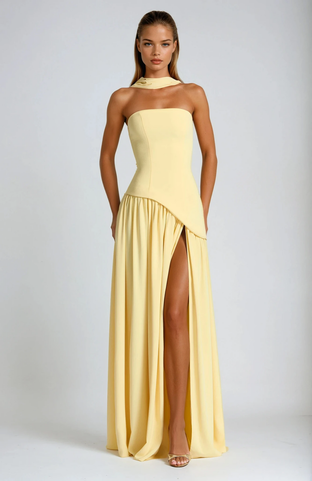 Elegantes Damen Bandeau Maxikleid mit seitlichem Schlitz, perfekt für festliche Anlässe & Hochzeitsgäste.