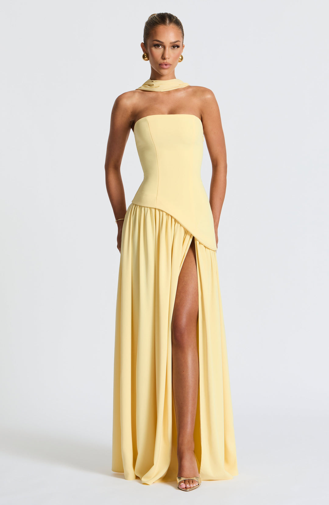 Gelbes Bandeau Maxikleid für Damen, mit elegantem Schlitz, ideal als Sommer- & Partykleid für Urlaub.