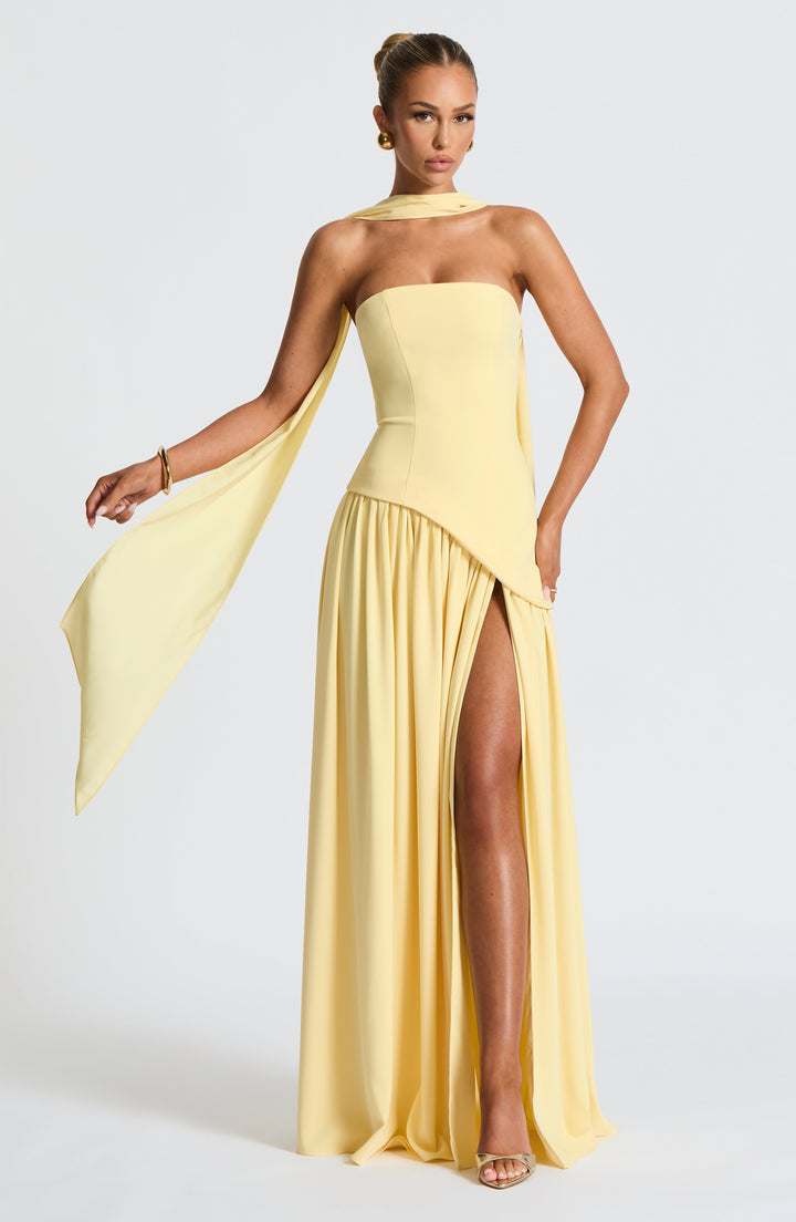 Braunes Bandeau Damen Maxikleid mit hohem Schlitz. Festliches Abendkleid für besondere Events & Feiern.