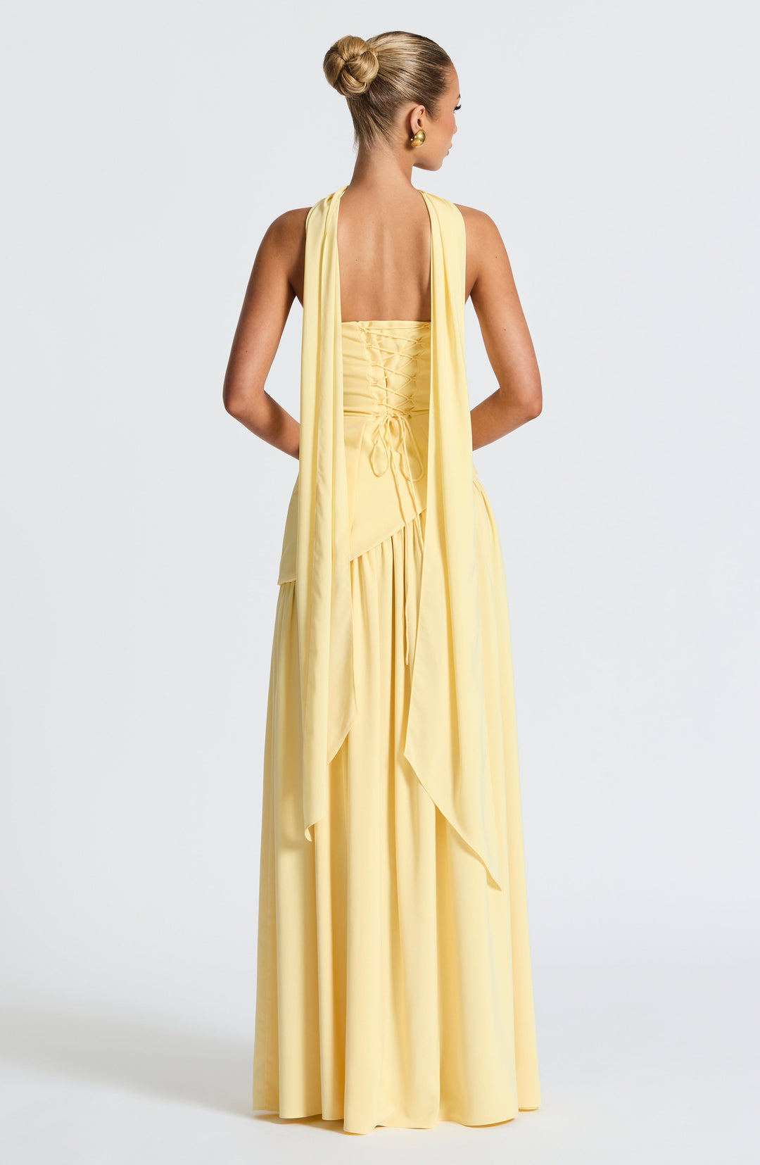 Schwarzes elegantes Bandeau Maxikleid für Damen mit Schlitz. Perfektes Abendkleid für den Hochzeitsgast.