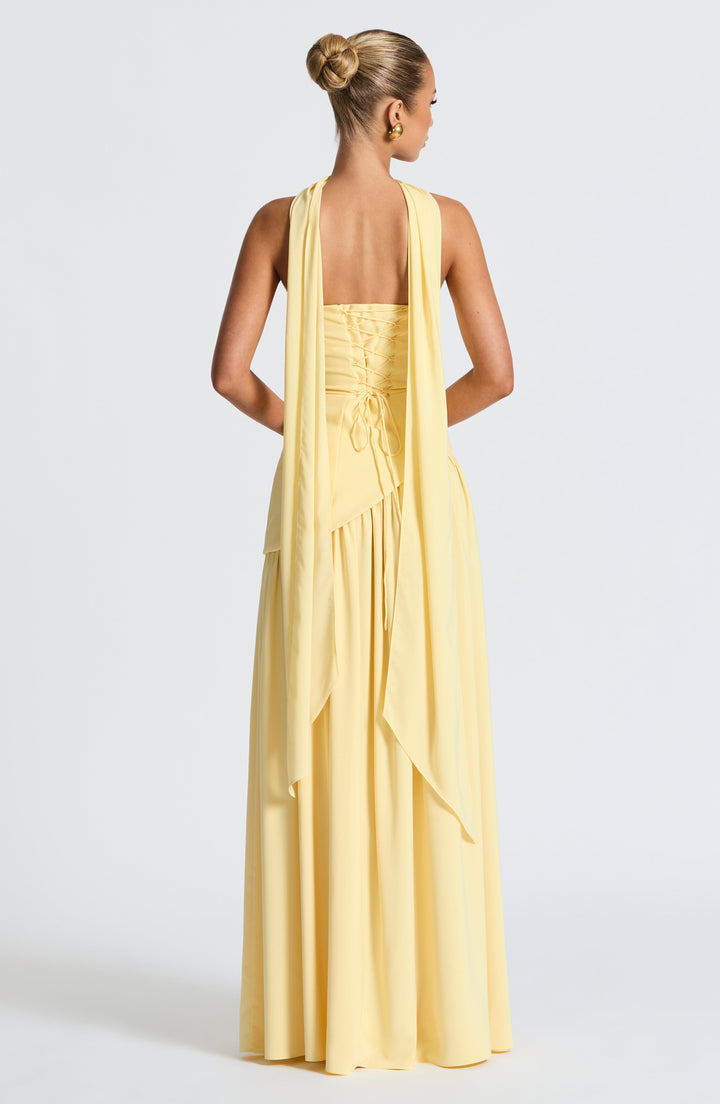 Schwarzes elegantes Bandeau Maxikleid für Damen mit Schlitz. Perfektes Abendkleid für den Hochzeitsgast.