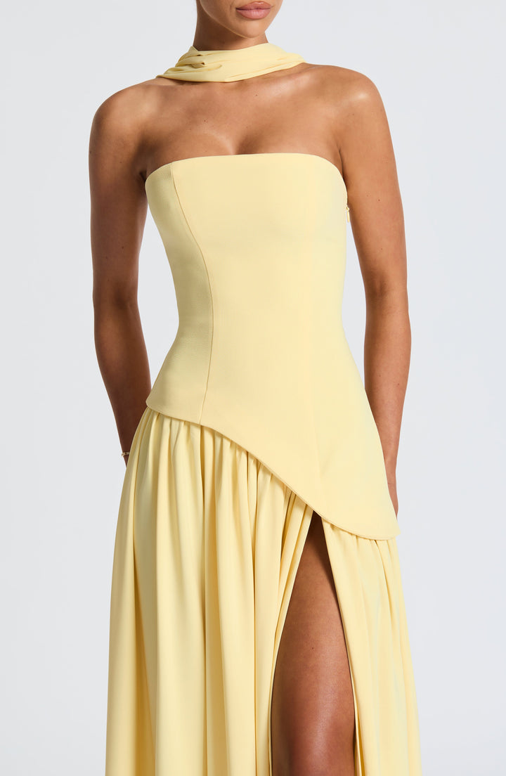 Grünes Damen Bandeau Maxikleid mit stilvollem Schlitz. Festliches Sommerkleid für besondere Anlässe.
