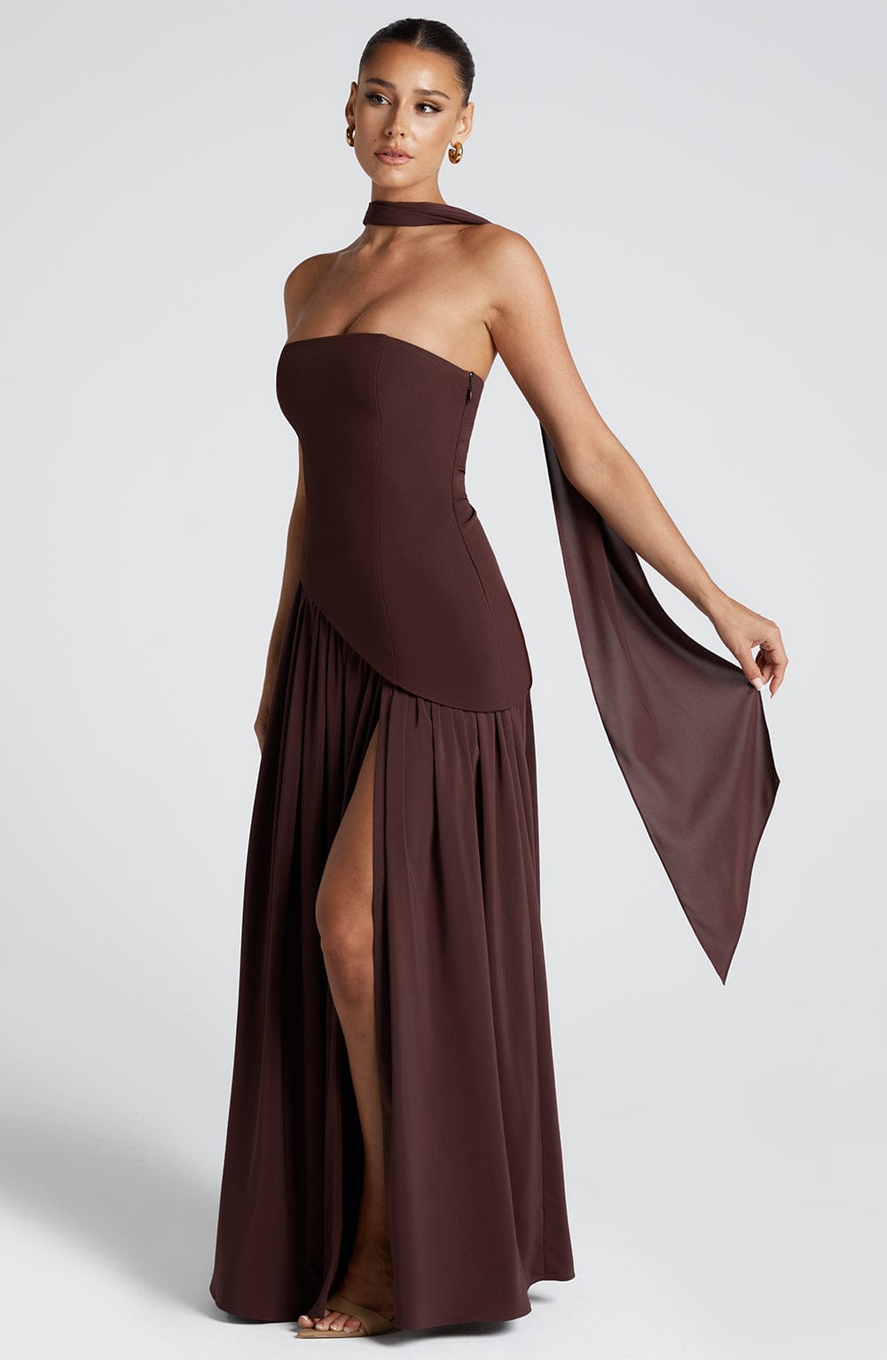 Luftiges Bandeau Sommerkleid für Damen mit Schlitz, ideal als Urlaubskleid & elegantes Partykleid.