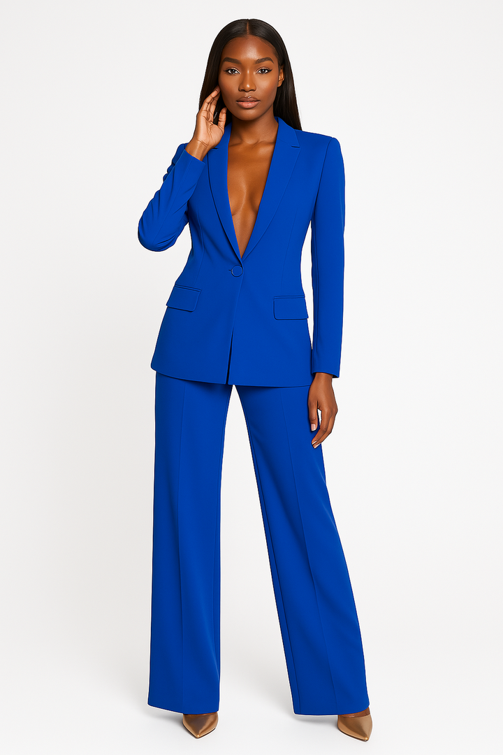 Elegantes Damen Blazer-Hosen-Set, getragen von einem Model. Perfekt für Business und stilvolle Freizeitlooks.