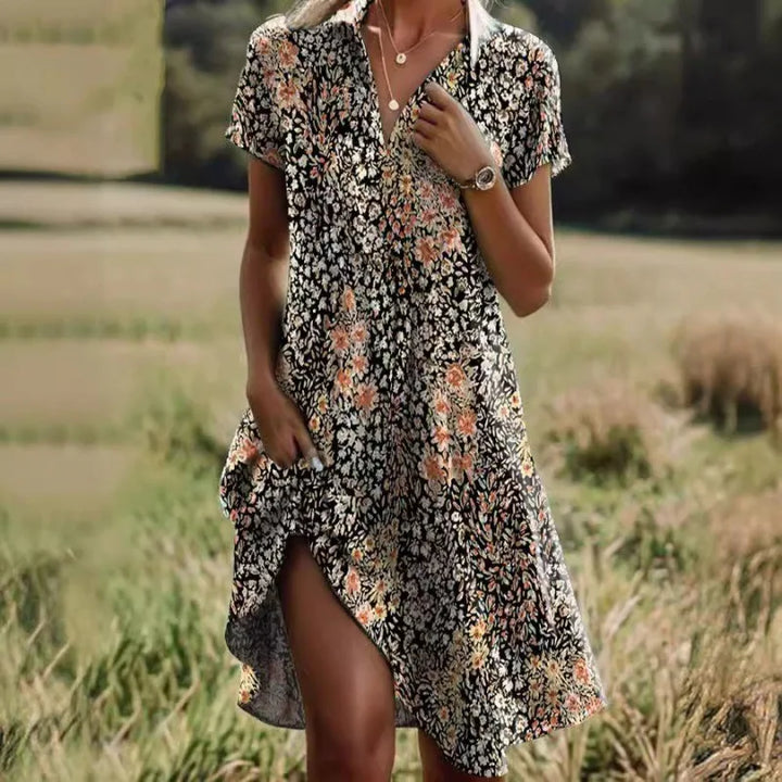 Stylisches Damen Boho Maxikleid mit V-Ausschnitt und kurzen Ärmeln. Fließendes Design, perfekt für den Sommer.