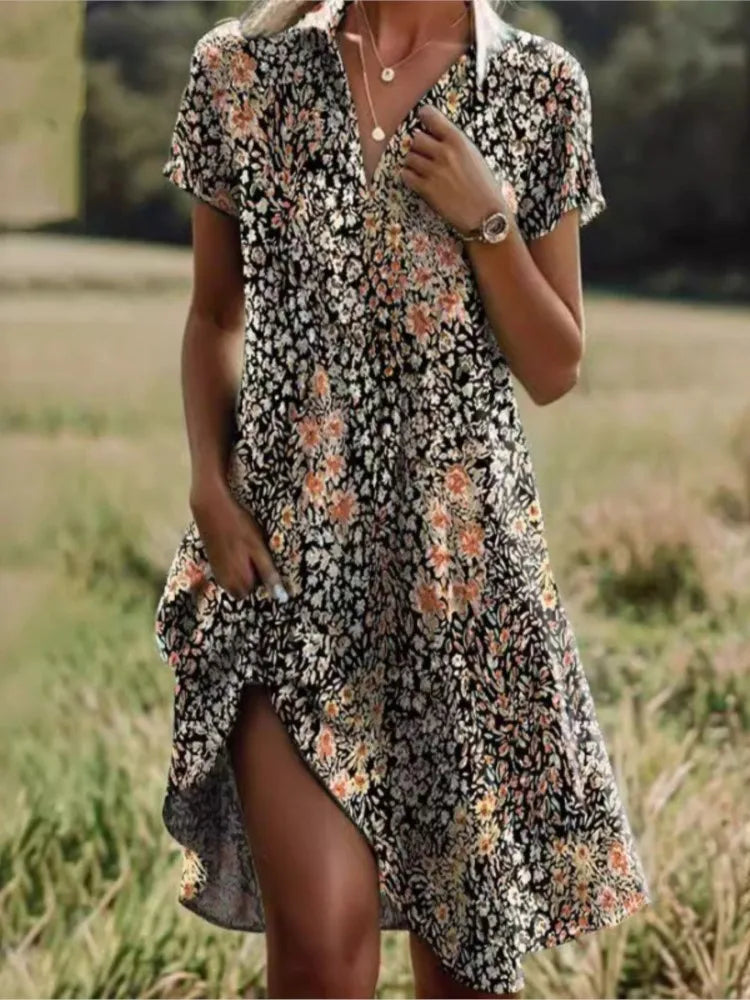 Fließendes Damen Maxikleid mit femininem V-Ausschnitt und kurzen Ärmeln, ideal als Sommer- und Strandkleid.