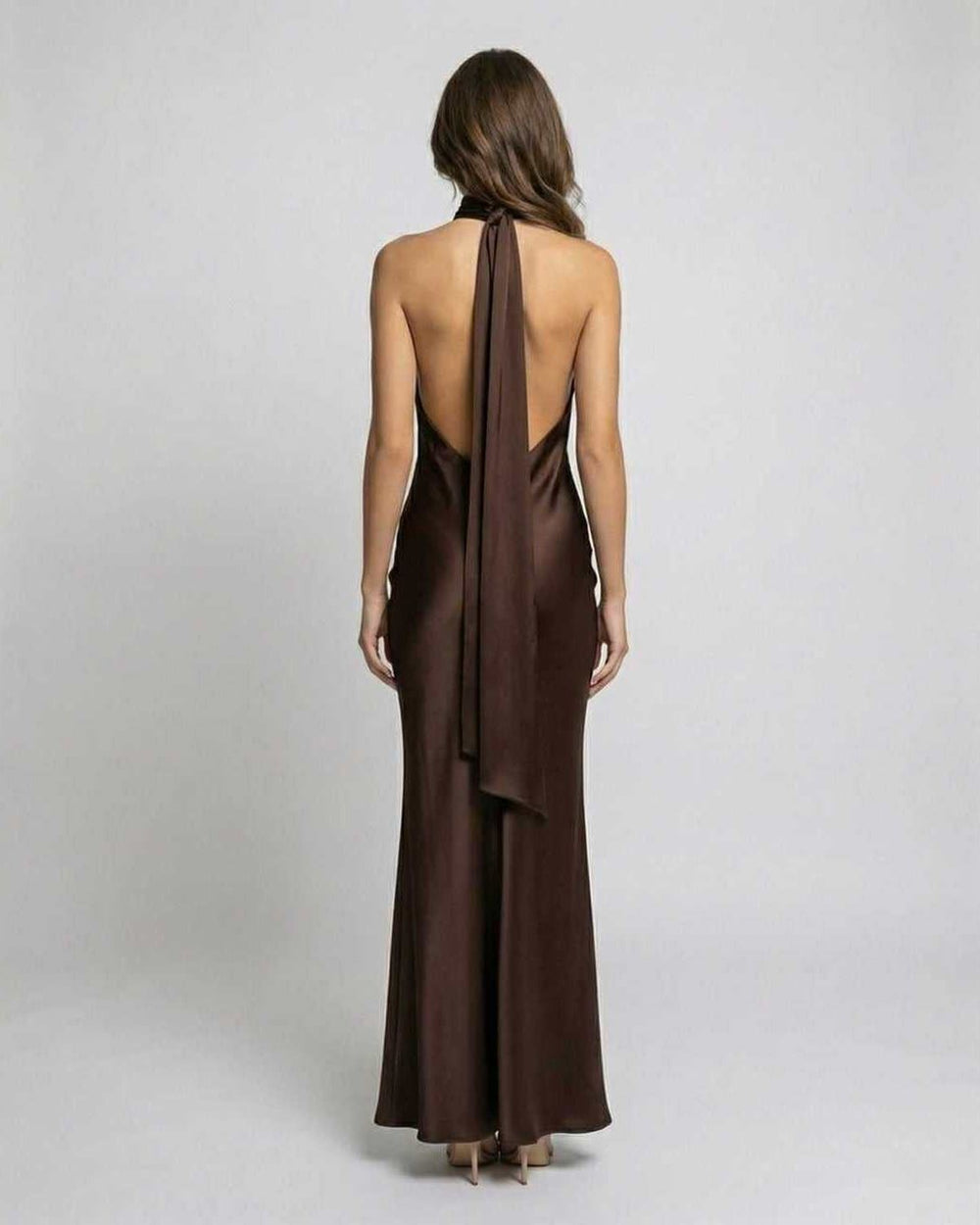 Glamouröses Damen Halter-Maxikleid, lang und rückenfrei. Ein stilvolles Partykleid für unvergessliche Nächte.