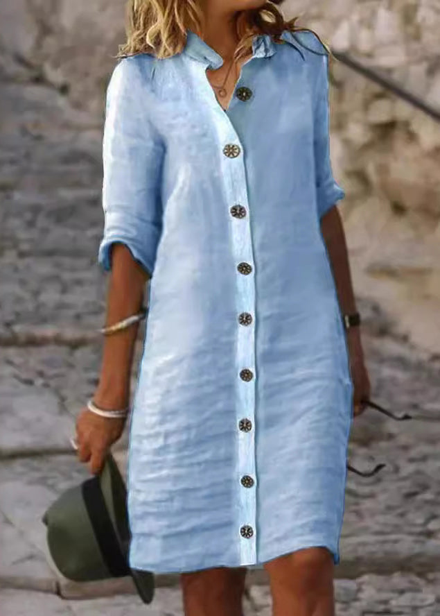 Nahaufnahme des hochwertigen Stoffs und der durchgehenden Knopfleiste am vielseitigen Damen Hemdkleid.