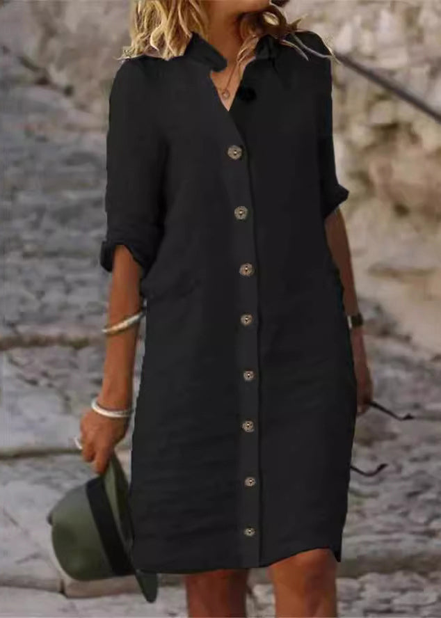 Model trägt ein klassisches Damen Hemdkleid mit Halbarm, ideal als legeres Casualkleid für Freizeit & Alltag.