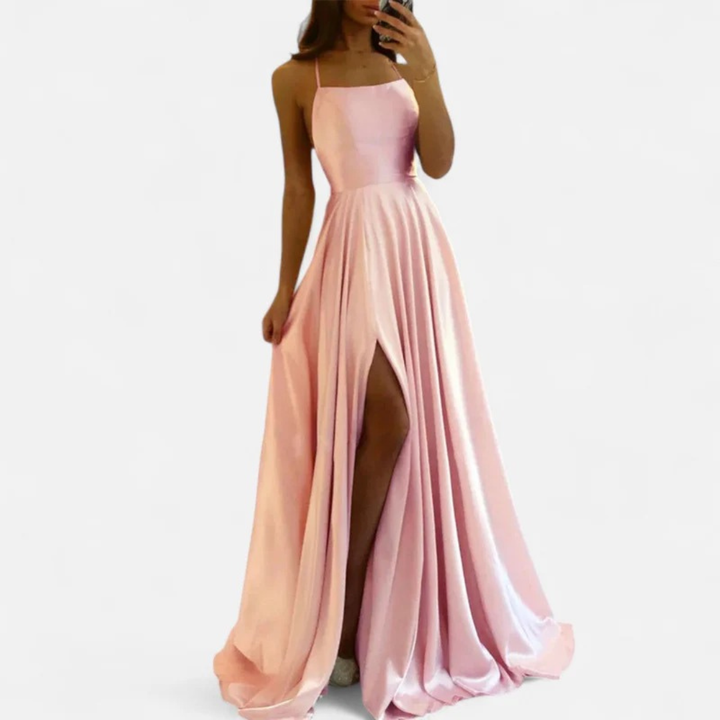 Model im eleganten, fließenden Damen Maxikleid, Langarm-Herbstkleid, perfekt für Hochzeitsgast-Auftritte.