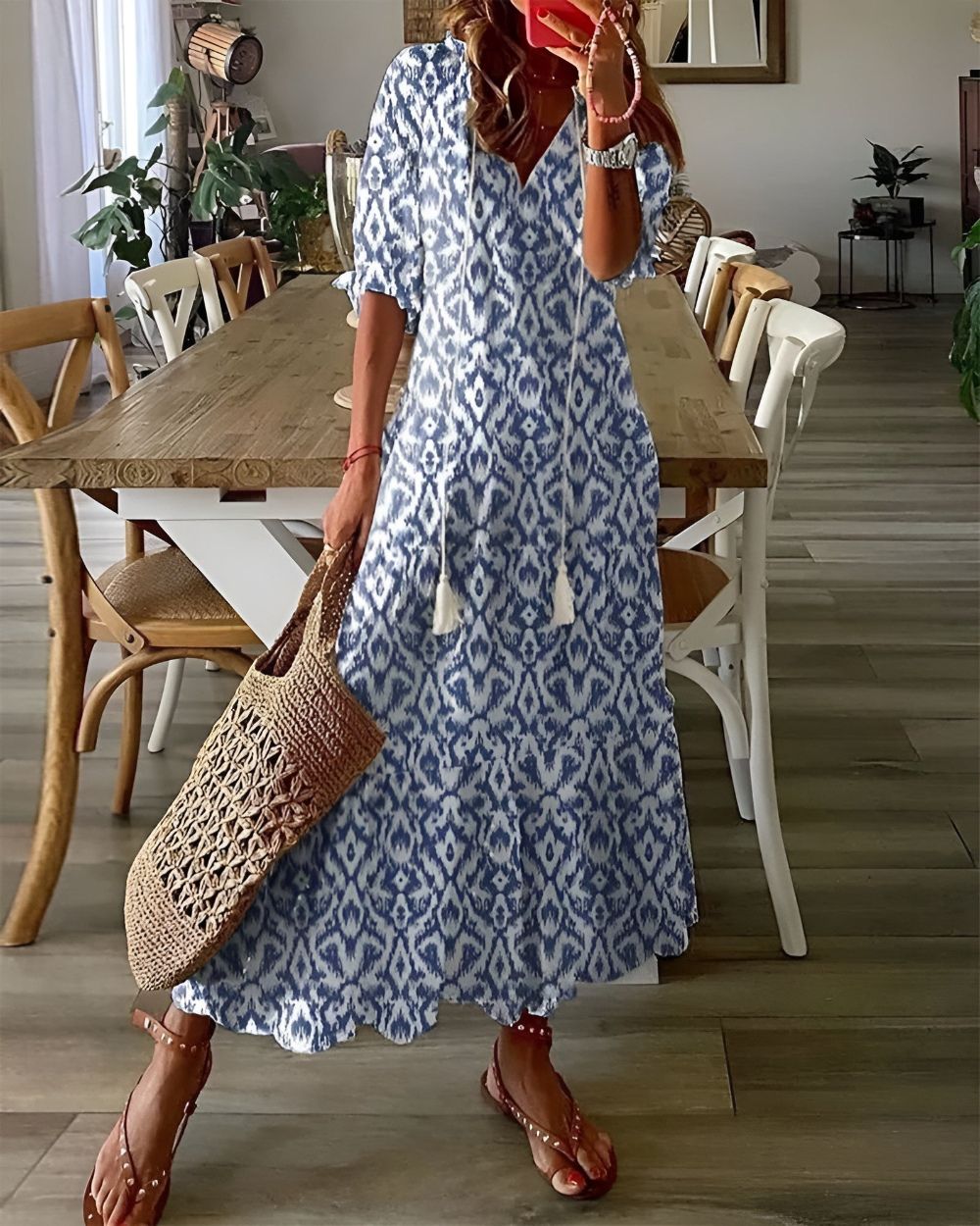 Elegantes Damen Maxikleid im Boho-Stil mit V-Ausschnitt. Fließendes, luftiges Sommerkleid, perfekt für Freizeit & Strand.