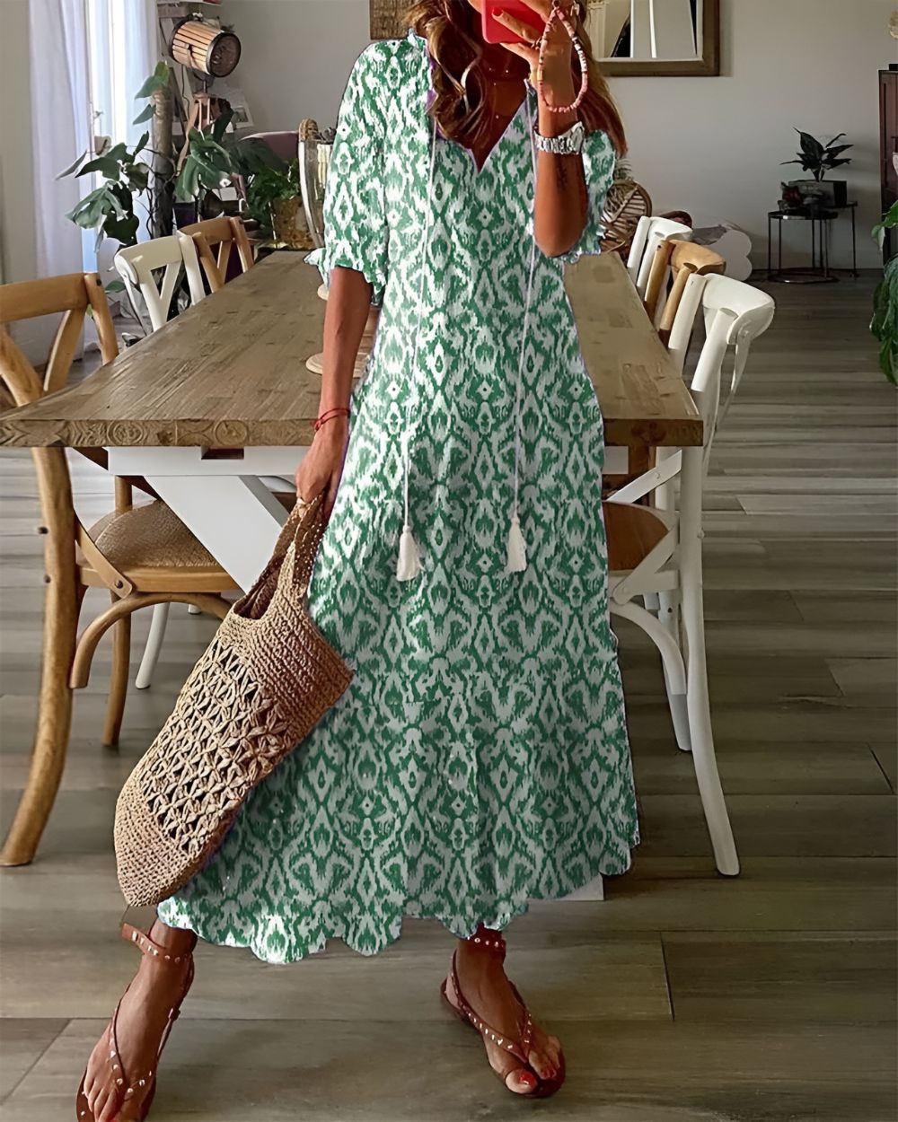 Langes, modisches Damen Maxikleid mit tiefem V-Ausschnitt. Bequemes, fließendes Boho-Kleid für Sommer und Freizeit.