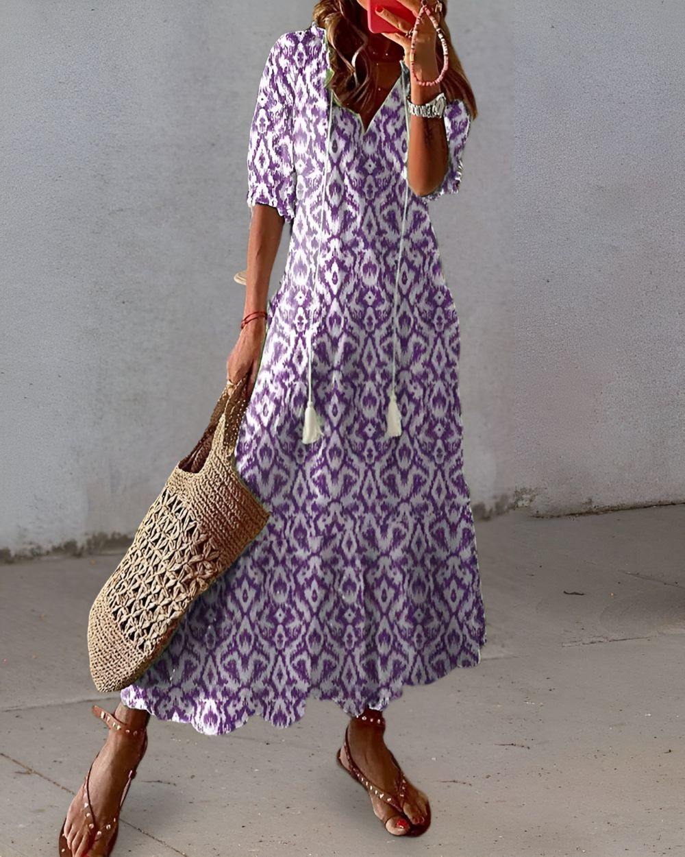 Luftiges, elegantes Damen Maxikleid mit V-Ausschnitt. Fließendes Boho-Sommerkleid für Komfort und Stil in der Freizeit.