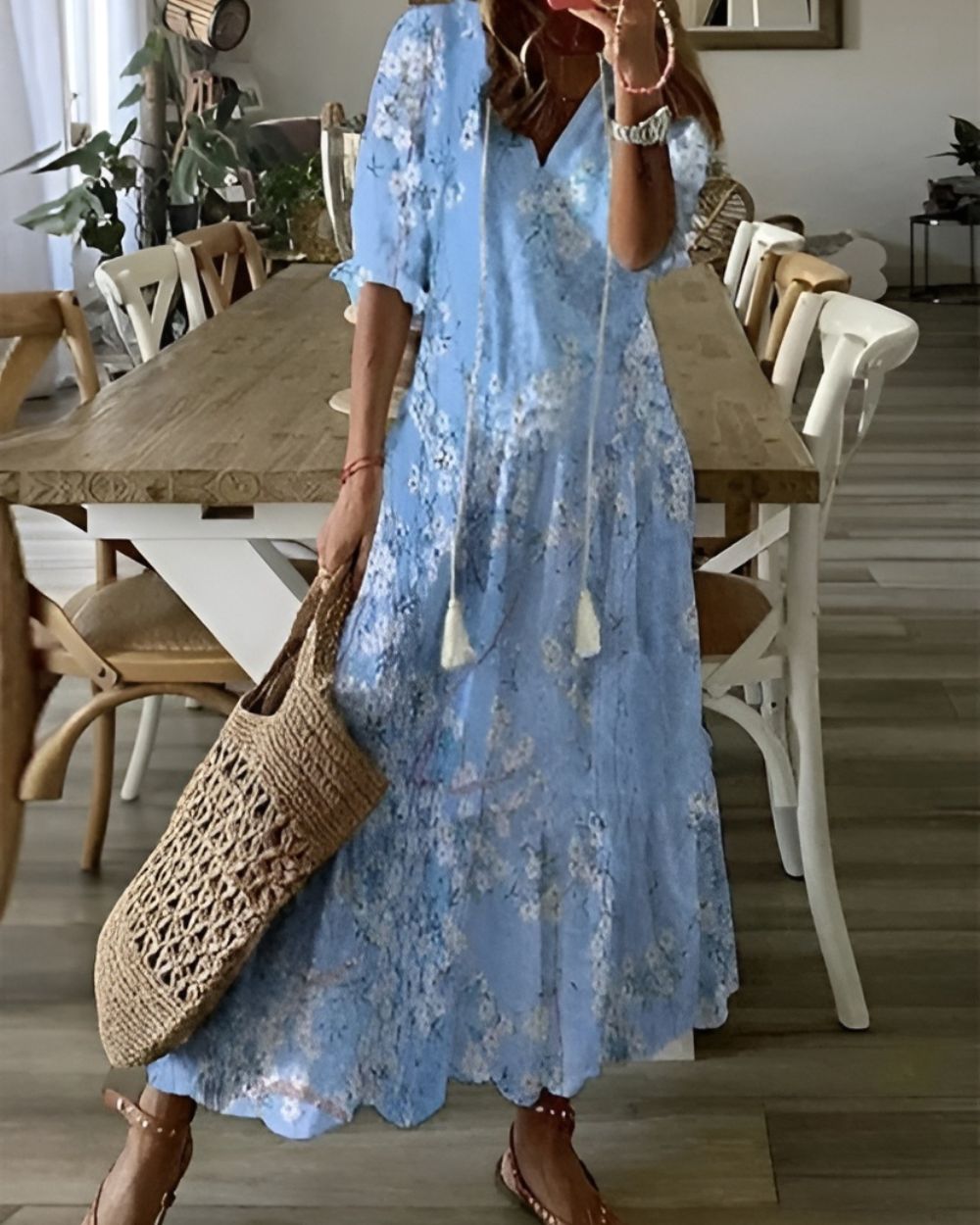 Zeitloses Damen Maxikleid im Boho-Look, mit V-Ausschnitt. Fließendes Sommerkleid, ideal für entspannte Tage oder Events.
