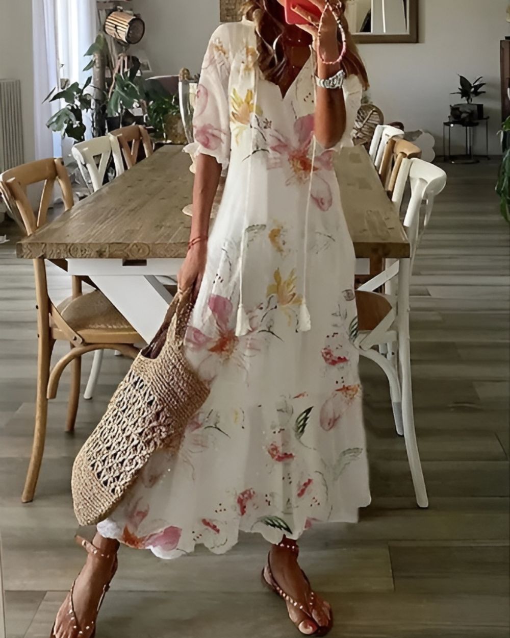 Schickes Damen Maxikleid mit V-Ausschnitt im Boho-Stil. Luftiges, langes Sommerkleid, ideal für Strand und Freizeitmode.