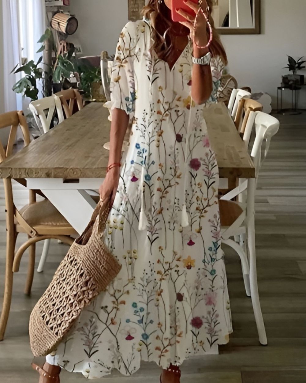 Bequemes Damen Maxikleid mit V-Ausschnitt, elegantem Boho-Flair. Fließendes, langes Sommerkleid für entspannte Looks.