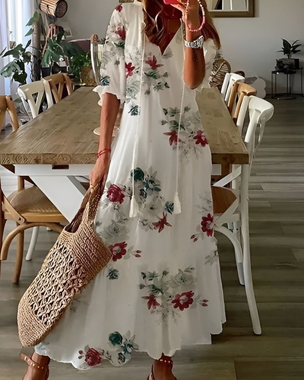 Modisches Damen Maxikleid in fließendem Boho-Stil mit V-Ausschnitt. Luftiges Sommerkleid, elegant und perfekt für den Strand.