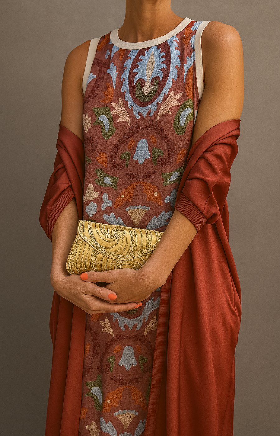 Grünes ärmelloses Damen Maxikleid mit zarter Blumenstickerei, stilvolles Sommer- oder elegantes Partykleid.