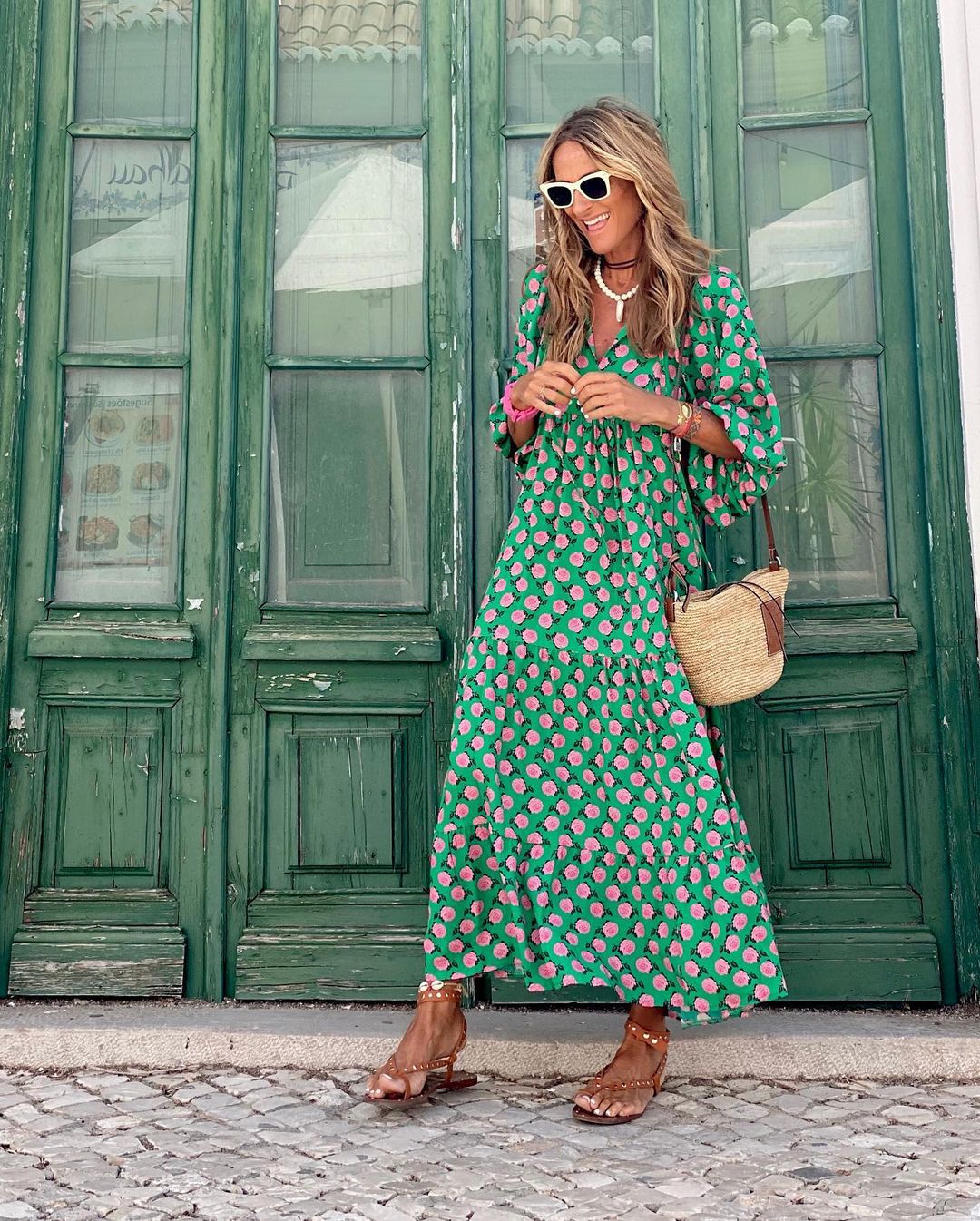 Grünes und rosa Maxikleid für Damen, mit stilvollem geometrischem Muster, V-Ausschnitt und praktischem Bindegürtel.