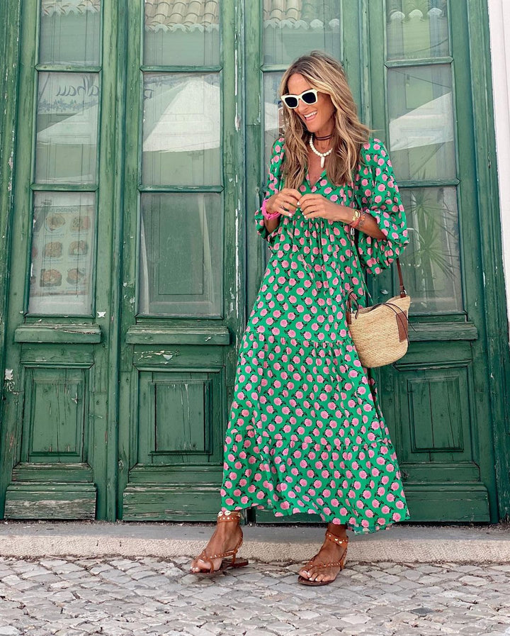 Grünes und rosa Maxikleid für Damen, mit stilvollem geometrischem Muster, V-Ausschnitt und praktischem Bindegürtel.