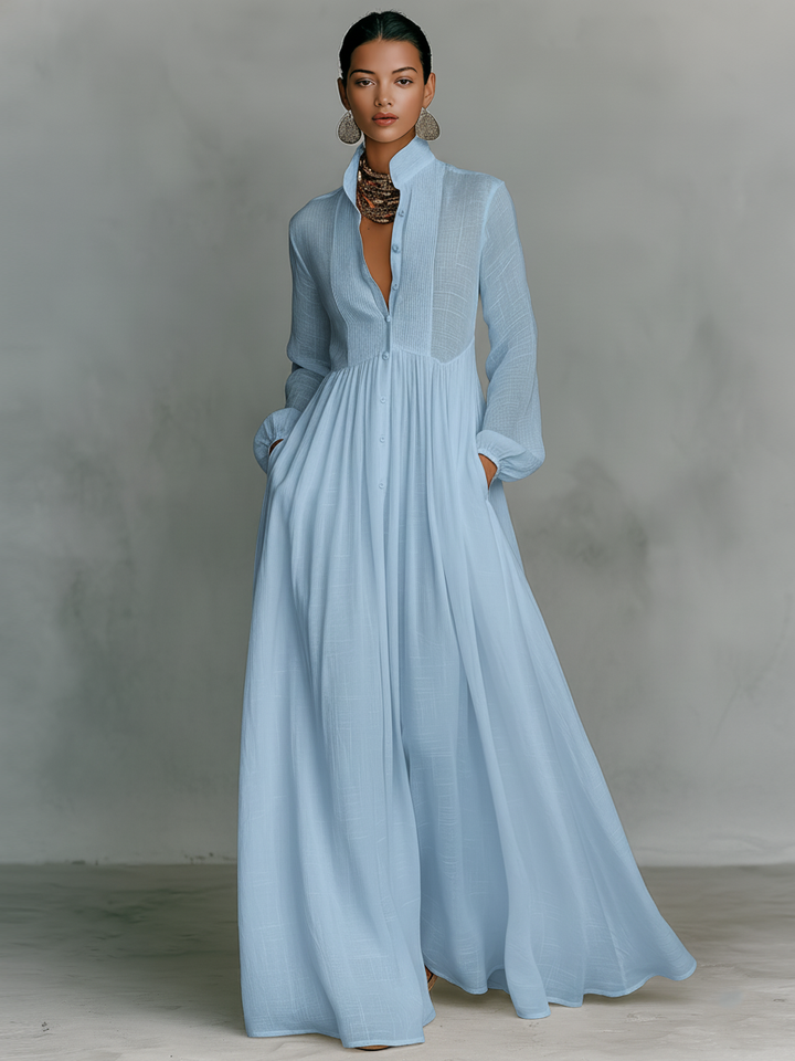 Ganzkörperansicht: Elegantes Damen Maxikleid mit Stehkragen. Langes, fließendes Sommer-Outfit für Freizeit & Strand.