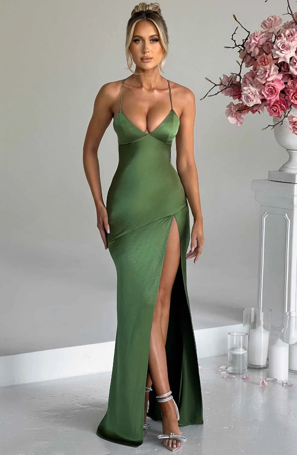 Elegantes Abendkleid mit tiefem V-Ausschnitt und stilvollem Beinschlitz.