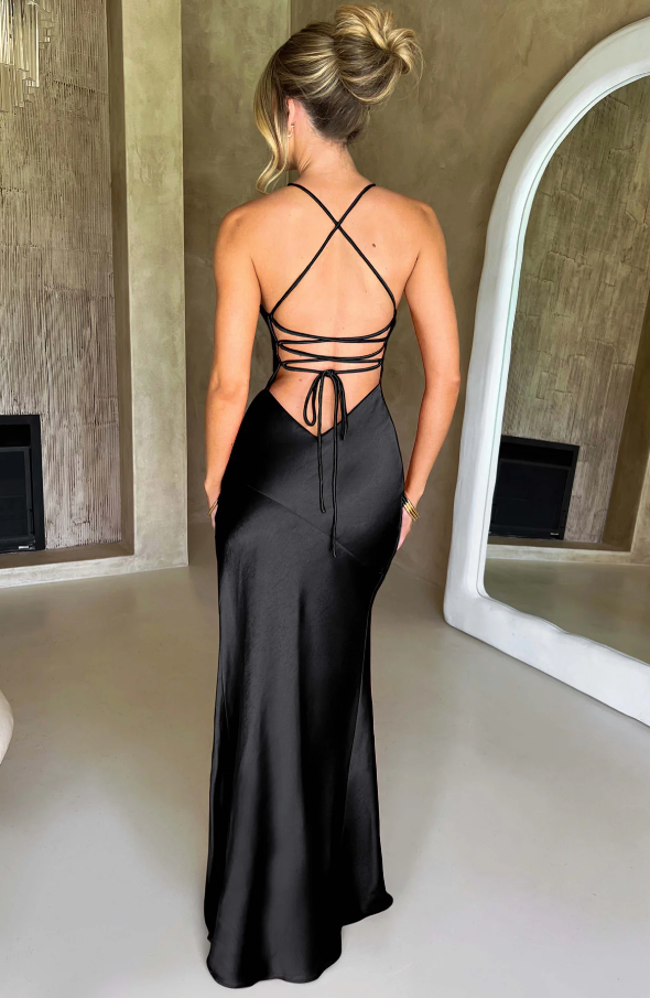 Festliches Damenkleid mit elegantem Beinschlitz und femininem V-Ausschnitt.