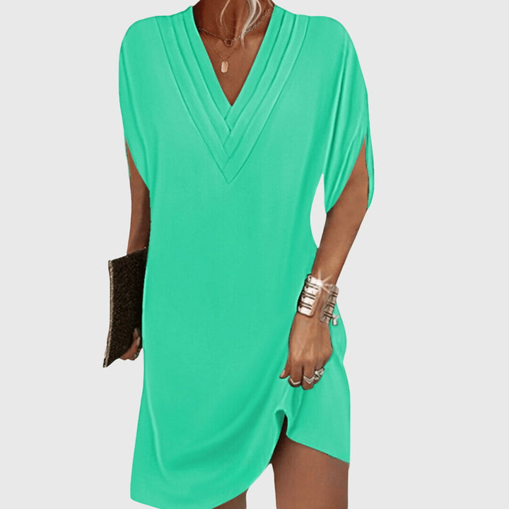 Locker geschnittenes Damen Sommerkleid, Midi-Länge, V-Ausschnitt. Bequem als Freizeit- oder Strandkleid.