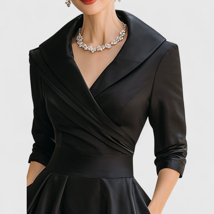 Festliches Damen Midikleid in Schwarz mit ausgestelltem Rock. Dieses elegante Kleid ist ideal für Abendveranstaltungen.
