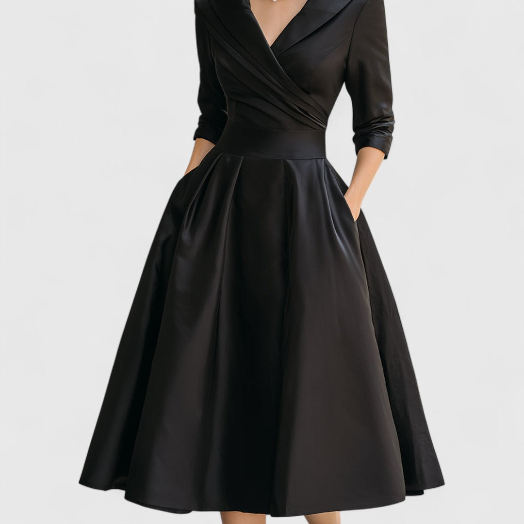 Komfortables elegantes Damen Midikleid mit ausgestelltem Rock. Das schwarze Wickelkleid schmeichelt jeder Figur.