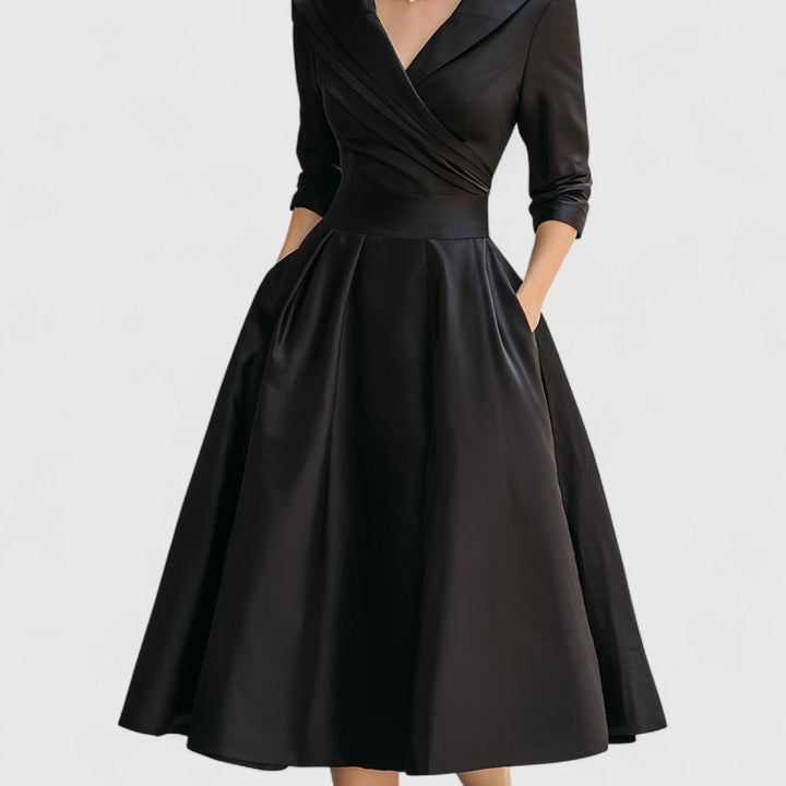Komfortables elegantes Damen Midikleid mit ausgestelltem Rock. Das schwarze Wickelkleid schmeichelt jeder Figur.