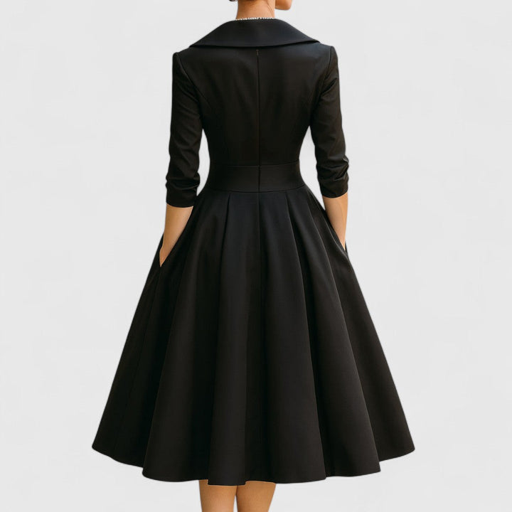 Elegantes Damenkleid in Midilänge, marineblau. Mit ausgestelltem Rock, perfekt für festliche und besondere Anlässe.