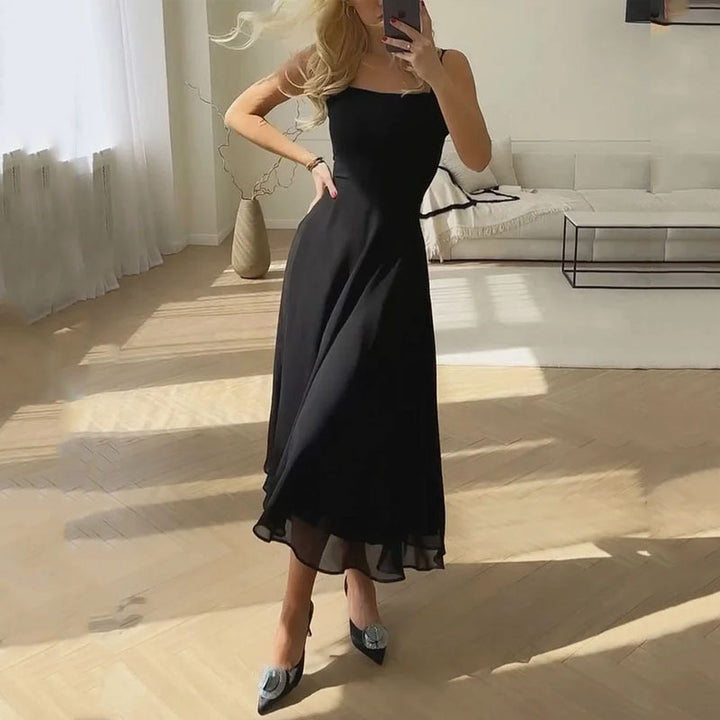 Festliches Damen Midikleid, figurbetont, mit modernem Karree-Ausschnitt. Perfekt als Abend- oder Partykleid.