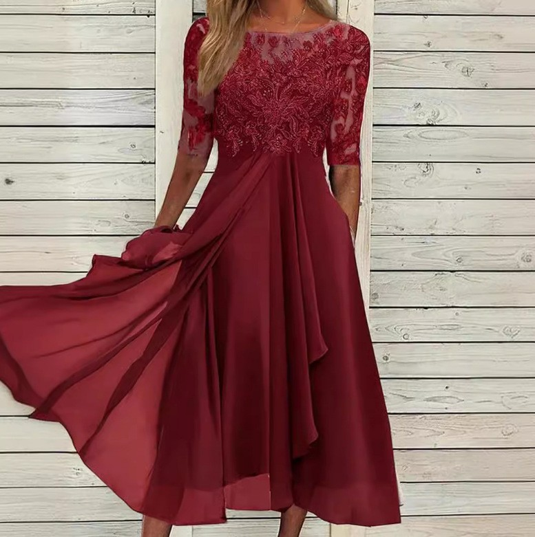 Detailaufnahme: Hochwertiges Damen Midikleid, bequemer Rundhalsausschnitt, feiner Stoff.