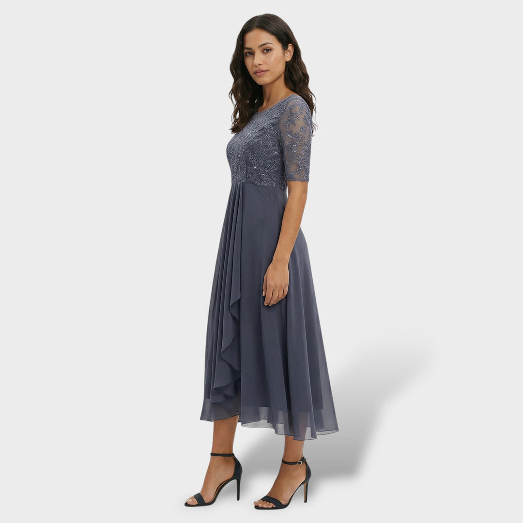 Schickes Damenkleid, Midi-Länge und Rundhals, betont elegante Damenmode.