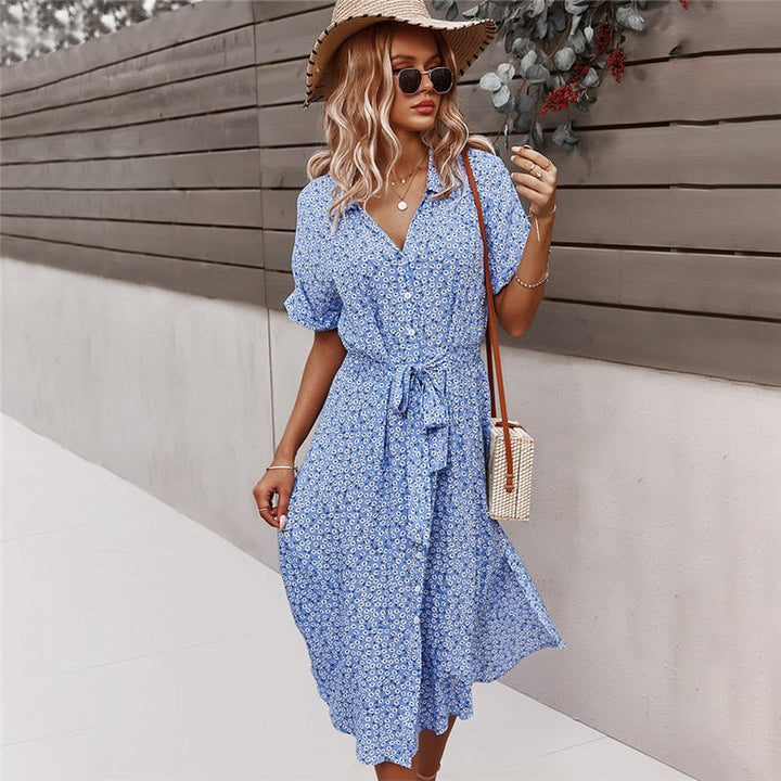 Elegantes Damen Midikleid mit V-Ausschnitt und fließendem Blumenmuster, perfekt für Sommer und Freizeit.