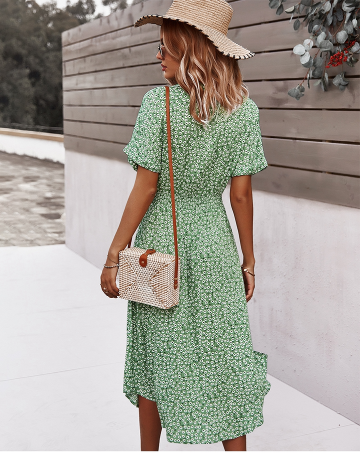 Schickes Damen Midikleid mit fließendem Stoff, sommerlichem Blumenprint und Bindegürtel, kurzärmlig.