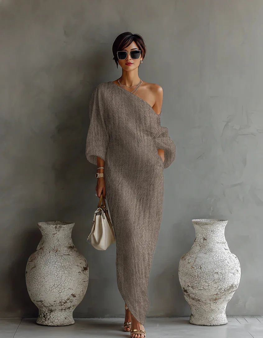 Model trägt elegantes, fließendes Damen One-Shoulder Maxikleid, perfekt für einen stilvollen Urlaub.