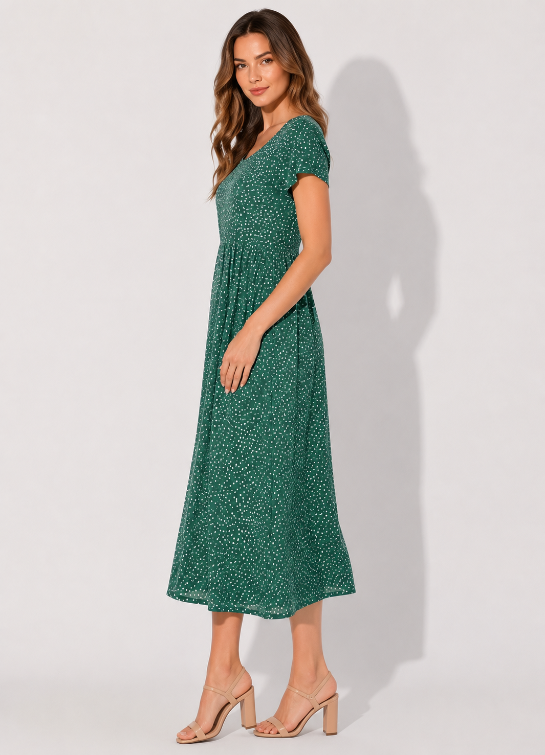 Verspieltes Damen Midikleid mit Pünktchenmuster, Kurzarm & A-Linie. Stilvolles Freizeitkleid für jeden Anlass.
