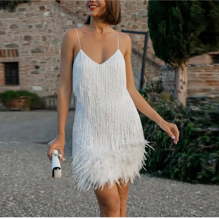 Seitliche Ansicht: Elegantes Damen Plissee Maxikleid, ein stilvolles Abendkleid mit weitem Fall.