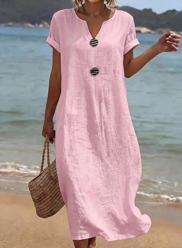 Detailaufnahme des Damen Maxikleides: Knopfleiste, fließender Stoff und luftige Eleganz für den Sommerstrand.