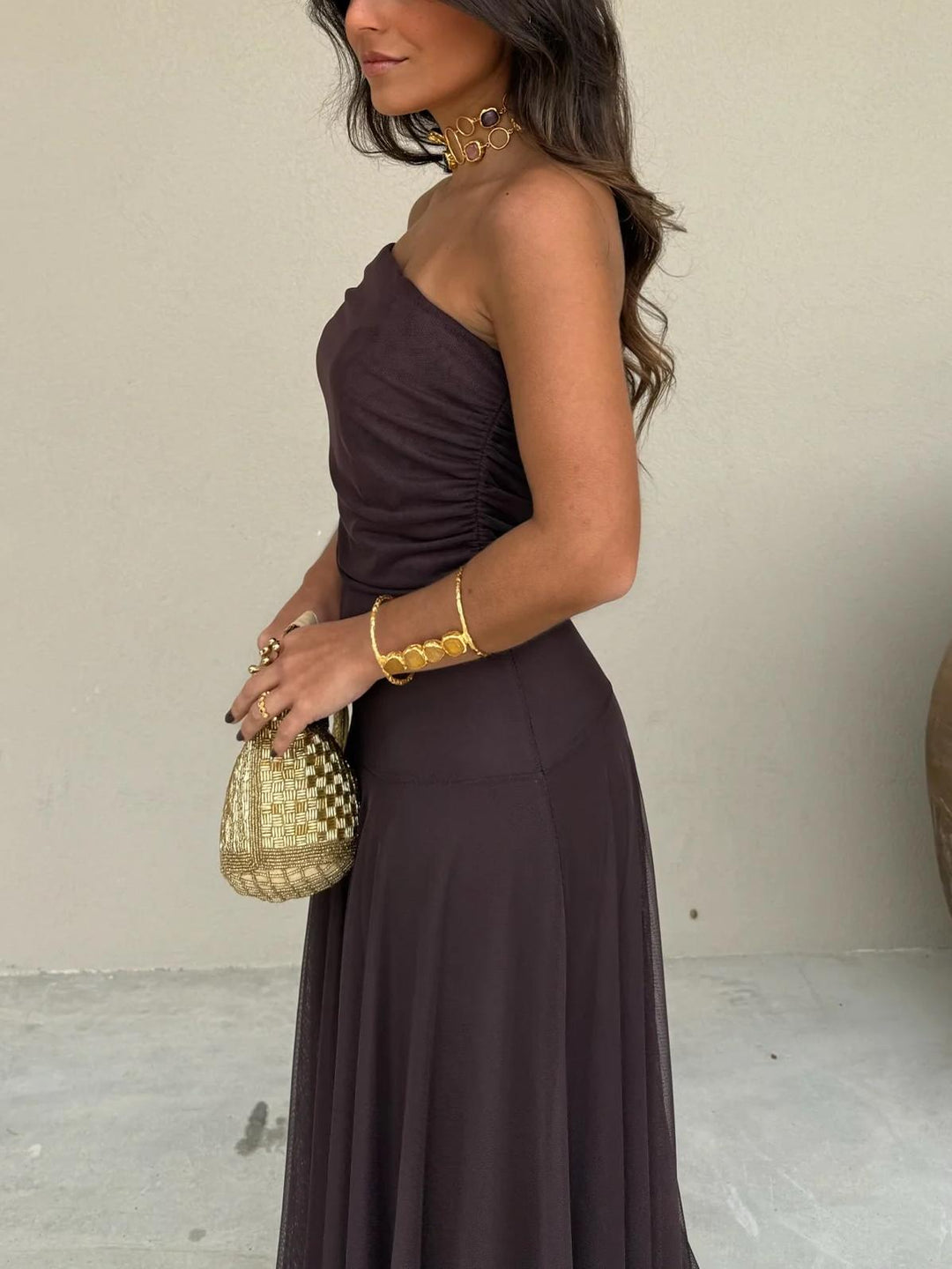 Damen Maxikleid mit eleganten Off-Shoulder-Ärmeln und feinen Trägern, ideal als Sommer- oder Abendkleid.