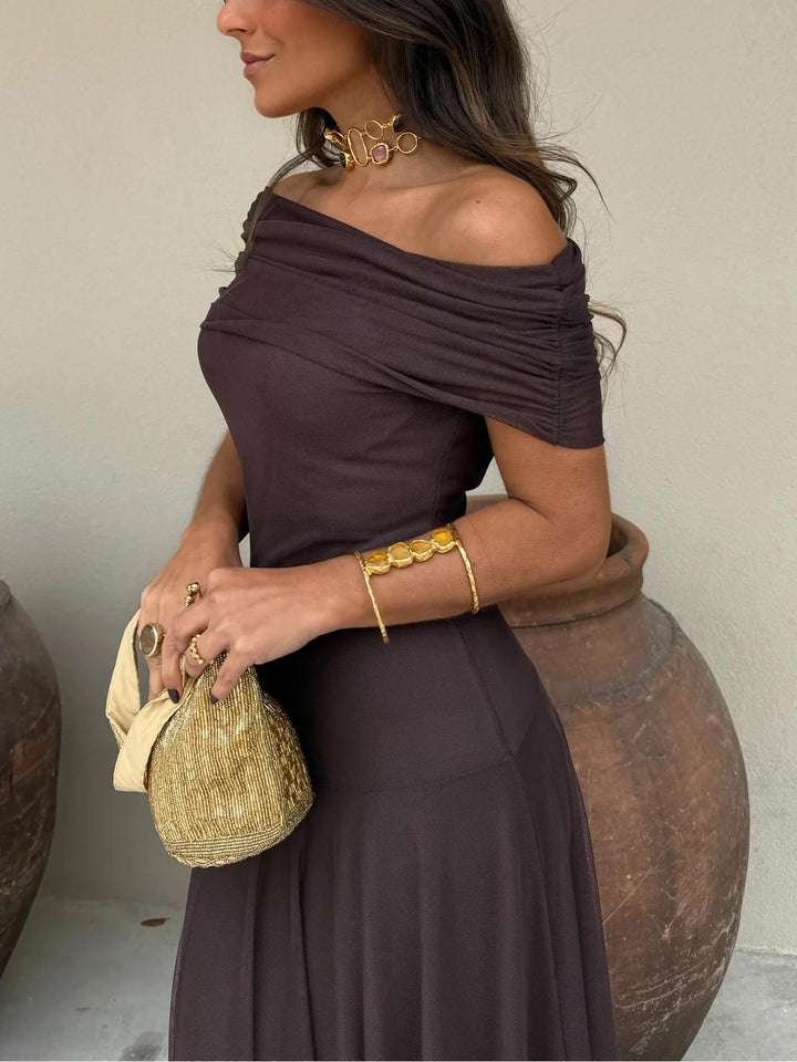 Trendiges Damen Sommer Maxikleid, schulterfrei mit Trägern, stilvoll für jede Gelegenheit.