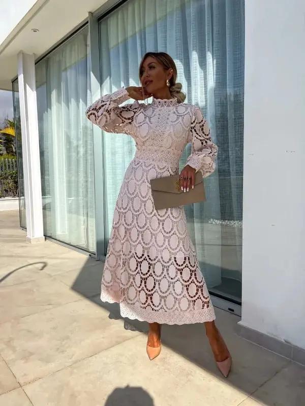 Elegantes Damen Sommerkleid mit fließender Silhouette, perfekt für festliche Anlässe und sommerliche Freizeit.