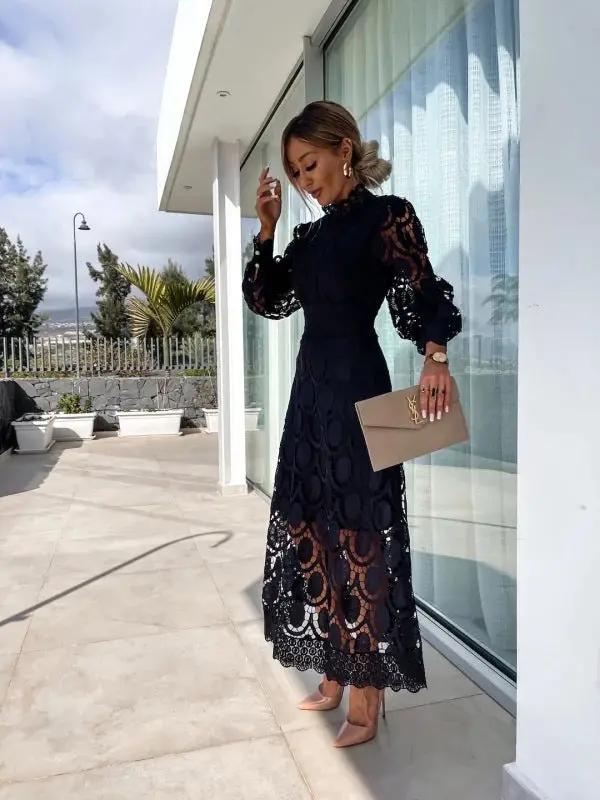 Schickes Midi Sommerkleid für Damen mit Puffärmeln und hohem Ausschnitt, ideal als sommerliches Outfit.