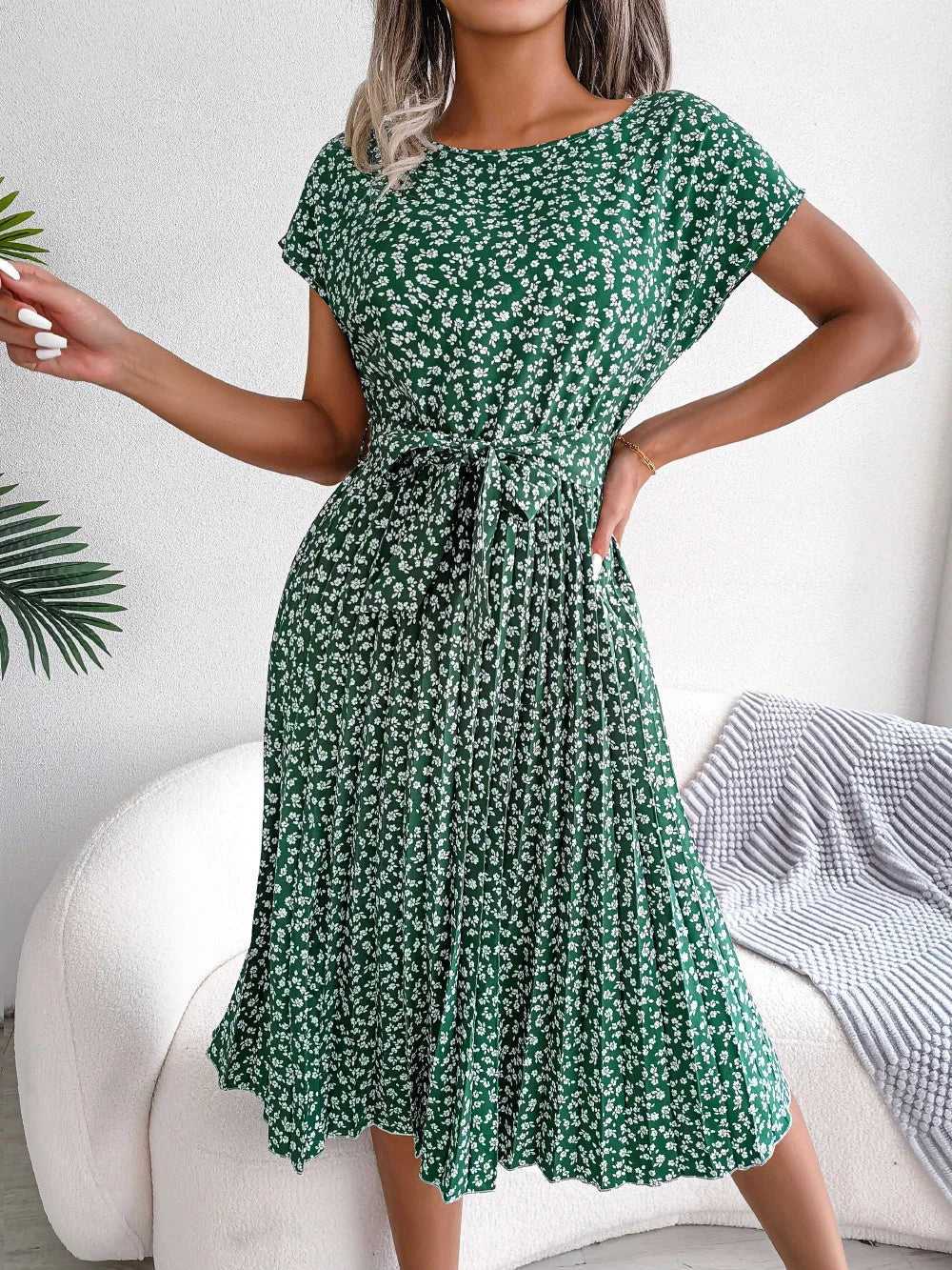 Elegantes Damen Sommerkleid mit floralem Plissee und fließendem A-Linien-Schnitt.