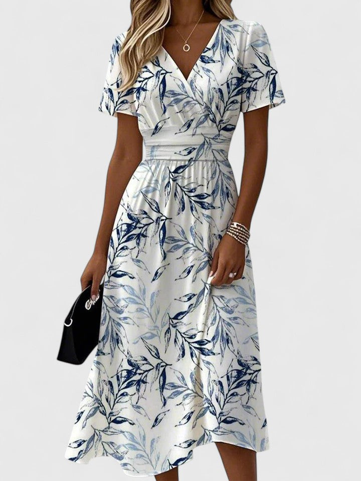 Elegantes Damen Sommerkleid mit V-Ausschnitt, fließender A-Linie und frischem Blättermuster. Perfekt für warme Tage.